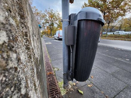 Einer der vier Sensoren, die den Bonner Winterdienst mit Live-Daten zum Zustand von Radwegen versorgen sollen. 