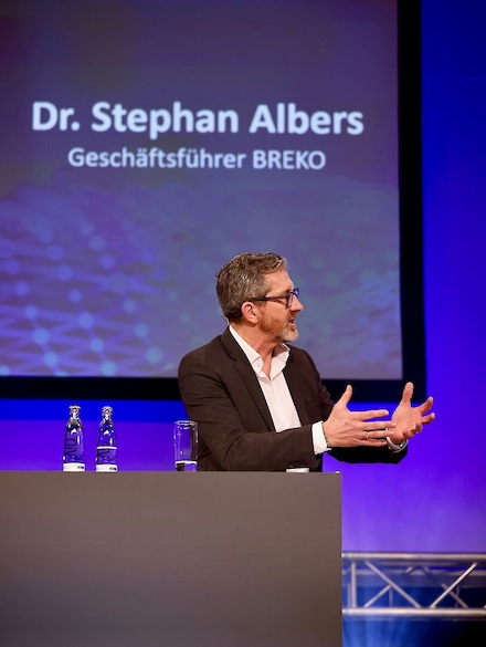 Auf der BREKO-Jahrestagung sprach sich BREKO-Geschäftsführer Stephan Albers überraschenderweise für eine Reduzierung der staatlichen Mittel von drei auf eine Milliarde Euro pro Jahr aus. 