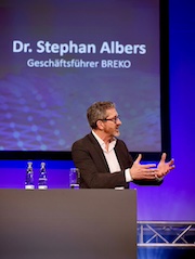 Auf der BREKO-Jahrestagung sprach sich BREKO-Geschäftsführer Stephan Albers überraschenderweise für eine Reduzierung der staatlichen Mittel von drei auf eine Milliarde Euro pro Jahr aus. 