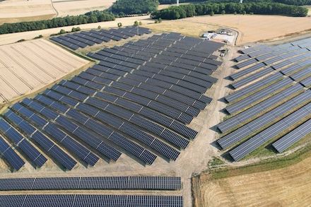 Mit dem Erwerb der Photovoltaik-Freiflächenanlage bei Niederkirchen bauen die Stadtwerke Stuttgart ihre Ökostromproduktion weiter aus.