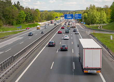 Lenk- und Ruhezeiten im gewerblichen Straßenverkehr werden mit digitalen Fahrtenschreiberkarten nachgehalten. Hessen hat für deren Beantragung eine EfA-Leistung entwickelt.