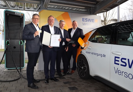 Übergabe des Konzessionsvertrags über den Ausbau der E-Lade-Infrastruktur in Wiesbaden.