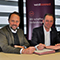 Oberbürgermeister Uwe Richrath (l.) und Daniel Böttcher, Westconnect-Regionalmanager, unterzeichnen einen Letter of Intent zum Glasfaserausbau in Leverkusen. 