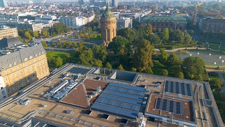 Auf der Kunsthalle in Mannheim befindet sich jetzt eine Photovoltaikanlage.