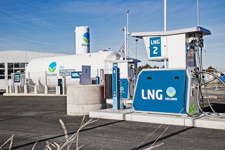In der Nähe von Bayreuth, in der Gemeinde Himmelkron, hat das Unternehmen Rolande jetzt eine neue Bio-LNG-Tankstelle eröffnet. 