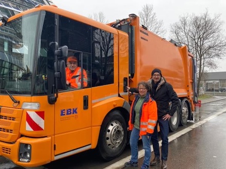 Suat Agacdiken (EBK Fahrer im Abfuhrbetrieb), Ulrike Hertig (Betriebsleitung EBK) und OB Uli Burchardt freuen sich über das E-Müllfahrzeug der Stadt Konstanz. 
