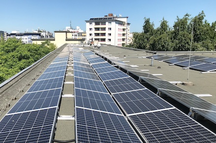 Solaranlage auf der Hemmingway-Oberschule in Mitte.