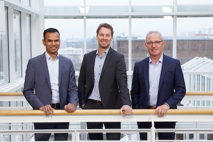 Josef Rönz (rechts) und Mithun Basu (links) begrüßten ihren neuen Vorstandskollegen Christoph Hesse.