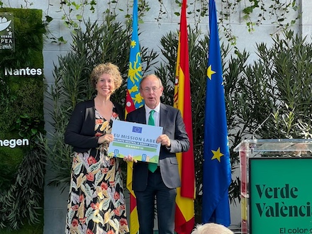 Erste Bürgermeisterin Prof. Dr. Diana Pretzell nimmt in Valencia das EU-Mission Label für klimaneutrale und intelligente Städte vom EU-Mission Manager Patrick Child entgegen.