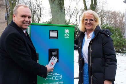Sparkassen-Vorstand Andreas Wilming und Elke Temme, Geschäftsführerin der Stadtwerke Bochum, testen das mobile Bezahlverfahren an einer neuen Ladestation.