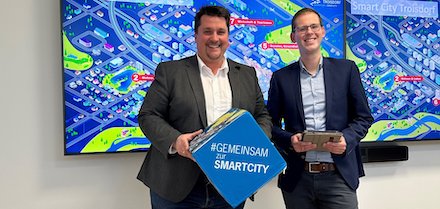 Troisdorf: Bürgermeister Alexander Biber (l.) und Digitalisierungsbeauftragter Fabian Wagner präsentieren den Umsetzungsstand der Smart-City-Strategie nach einem Jahr.