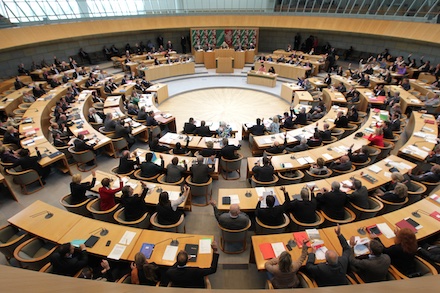 Plenarsaal des Landtags NRW: Die FDP-Fraktion will den Einsatz von KI in der öffentlichen Verwaltung erproben.