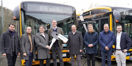 Übergabe der neun neuen Elektrobusse an die Geschäftsführung der HEAG mobilo.