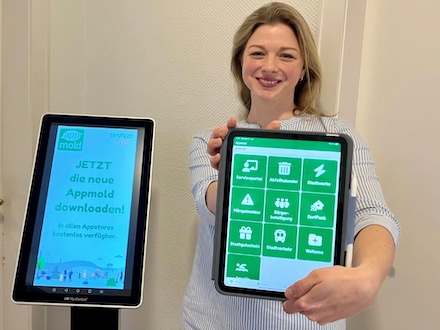 Detmold: Elisa Henke-Bockschatz, Gesamtprojektleiterin aus dem Team Smart Cities, zeigt die neue Appmold.