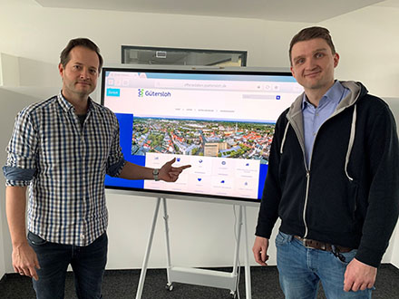 Thorsten Schmidthuis, Leiter des Fachbereichs Digitalisierung und Geoinformation (l). und Claudius Gouders, Abteilungsleiter Geoinformation, präsentieren das neue Open-Data-Portal der Stadt Gütersloh.