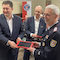 Braunschweigs Oberbürgermeister Thorsten Kornblum (links) übergibt Tablets an die Feuerwehr.