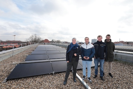 Besichtigung der neuen Photovoltaikanlage auf dem Dach der Stadtbücherei Münster.