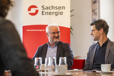 Bürgermeister René Schöne (links)  und Gunnar Schneider, Leiter des Kommunalvertriebs bei SachsenEnergie, im Ratssaal in Kodersdorf.