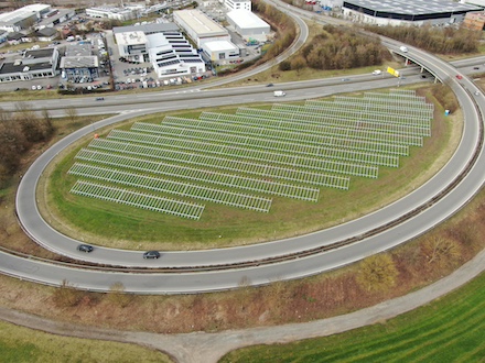 Für den größten Solarpark des Landkreises Tübingen haben jetzt die Bauarbeiten begonnen.