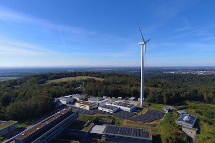 Fraunhofer-Institut in Pfinztal: Innovatives Projekt vereint Photovoltaik, Windkraft und Batteriespeicher in einem Microgrid.