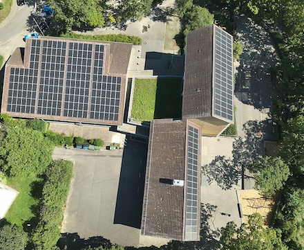 Die Friedrich-Ebert-Schule in Karlsruhe hat nun Photovoltaik auf dem Dach.