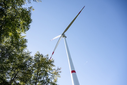 An der Windenergieanlage in Veringenstadt können sich die Bürger finanziell beteiligen.