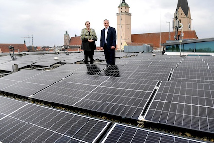 Bürgermeisterin Petra Kleine und Oberbürgermeister Christian Scharpf auf dem Dach des Neuen Rathauses in Ingolstadt.