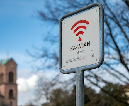 Karlsruhe: An vielen zentralen Orten ist das kostenfreie Internet-Angebot KA-WLAN verfügbar. 