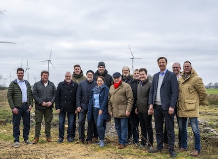 Mitglieder der Grenzland Bürgerenergie eG mit Robin von Plettenberg, CEO H-TEC SYSTEMS (3.v.r.), bei der Ortsbegehung für das Projekt Grenzland Energie Kompakt.