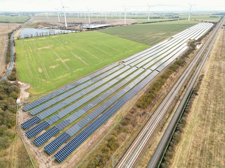 Der Trianel-Solarpark in Nauen wurde im laufenden Betrieb um ein Megawatt peak (MWp) erweitert.