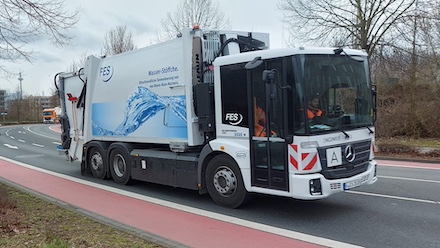 In der Stadt Frankfurt am Main ist jetzt das neue Brennstoffzellen-Müllfahrzeug vom Typ Bluepower unterwegs.