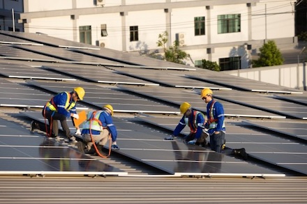Fachkräfte wie Solarteure sind aufgrund des Handwerkermangels gefragter denn je.