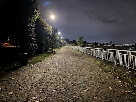 Die neue LED-Beleuchtung am Stammheimer Ufer in Köln spart Energie ein.