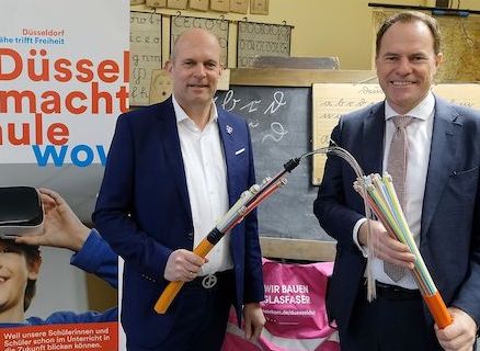 Die Düsseldorfer Max-Schule wurde im Beisein von Oberbürgermeister Stephan Keller (r.) und Robert Hauber, Geschäftsführer Finanzen der Telekom Deutschland, offiziell an das Glasfasernetz der Telekom angeschlossen.