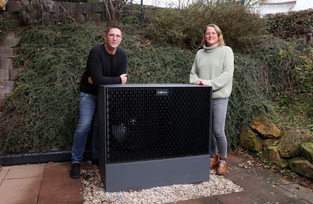 Andreas Scholz und Anna Spengler, die vom Friendly-User-Test Gebrauch machten, sind überzeugt vom neuen Mainova-Wärmepumpenangebot.