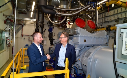 Tobias Schnell, Geschäftsführer von Rolls-Royce Solutions Augsburg GmbH, und swa-Vertriebsleiter Ulrich Längle planen die Nutzung industrieller Abwärme.