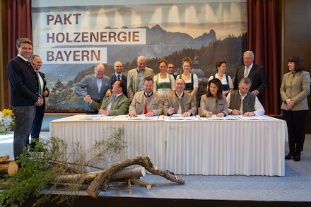 Unterzeichnung des Pakts Holzenergie Bayern im Kloster Ettal. 