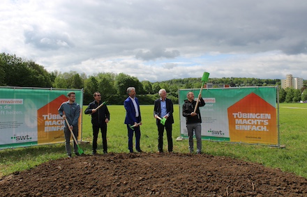 Mit einem symbolischen Spatenstich wurde das Projekt Solarthermiepark Au in Tübingen offiziell auf den Weg eingeleitet. 
