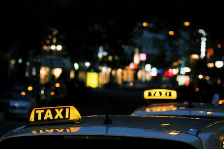 In Hamburg können Taxi- und Mietwagenunternehmen Anträge jetzt digital stellen. 