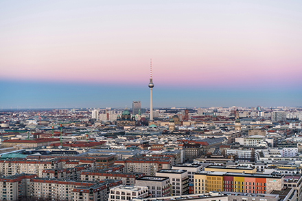 Berlin soll bis 2028 flächendeckend mit Glasfaser erschlossen sein. Auch in der Metropole wird es ohne Förderung nicht gehen. Die Markterkundung läuft jetzt an.
