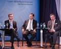 Thomas de Maizière (links) stellt Cyber-Strategie vor. (Foto: BMI/Hans-Joachim M. Rickel)